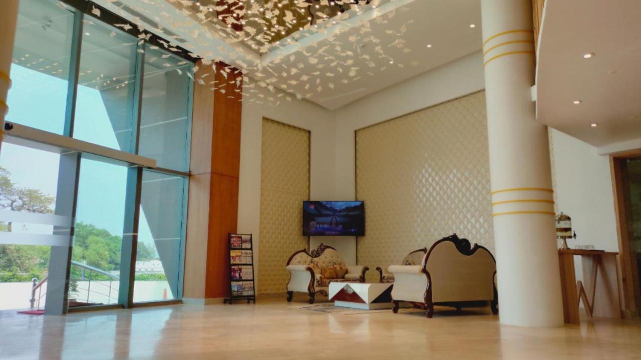 Radisson Hotel Bareilly Airport Экстерьер фото