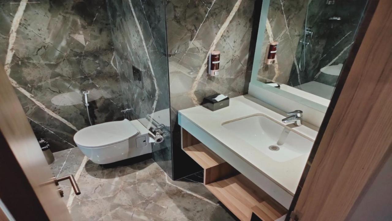 Radisson Hotel Bareilly Airport Экстерьер фото