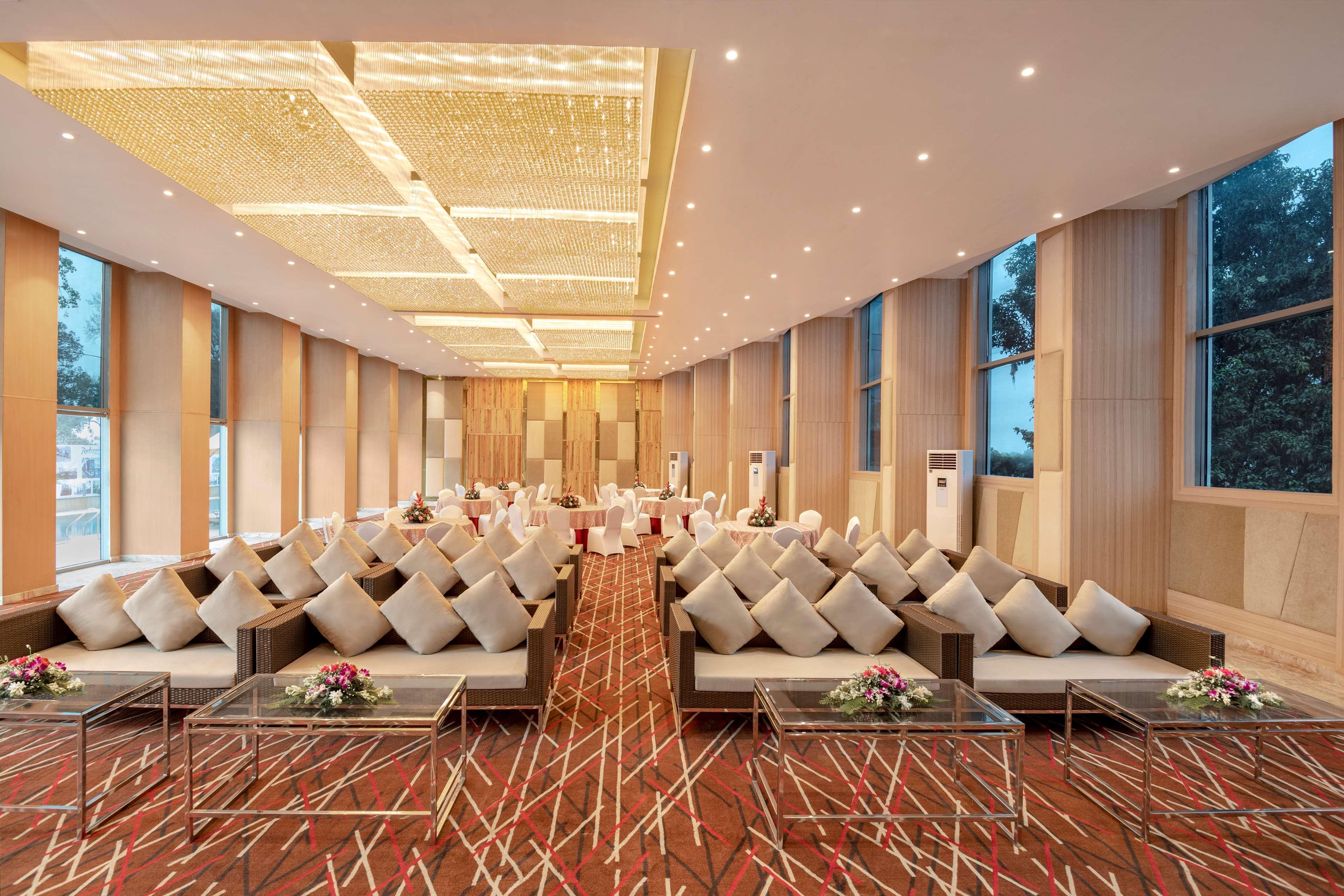 Radisson Hotel Bareilly Airport Экстерьер фото