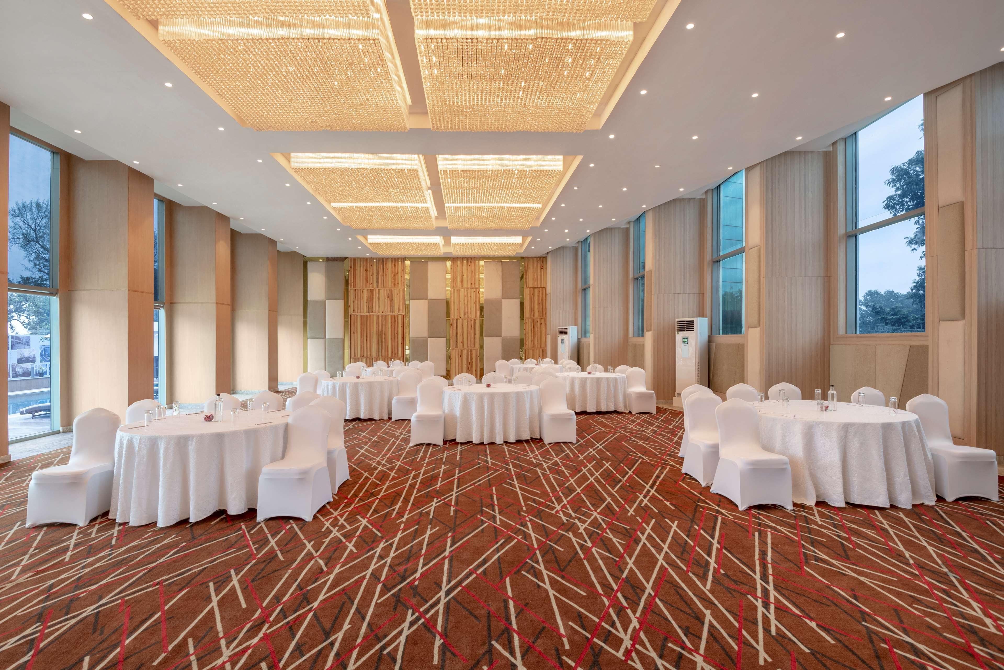 Radisson Hotel Bareilly Airport Экстерьер фото