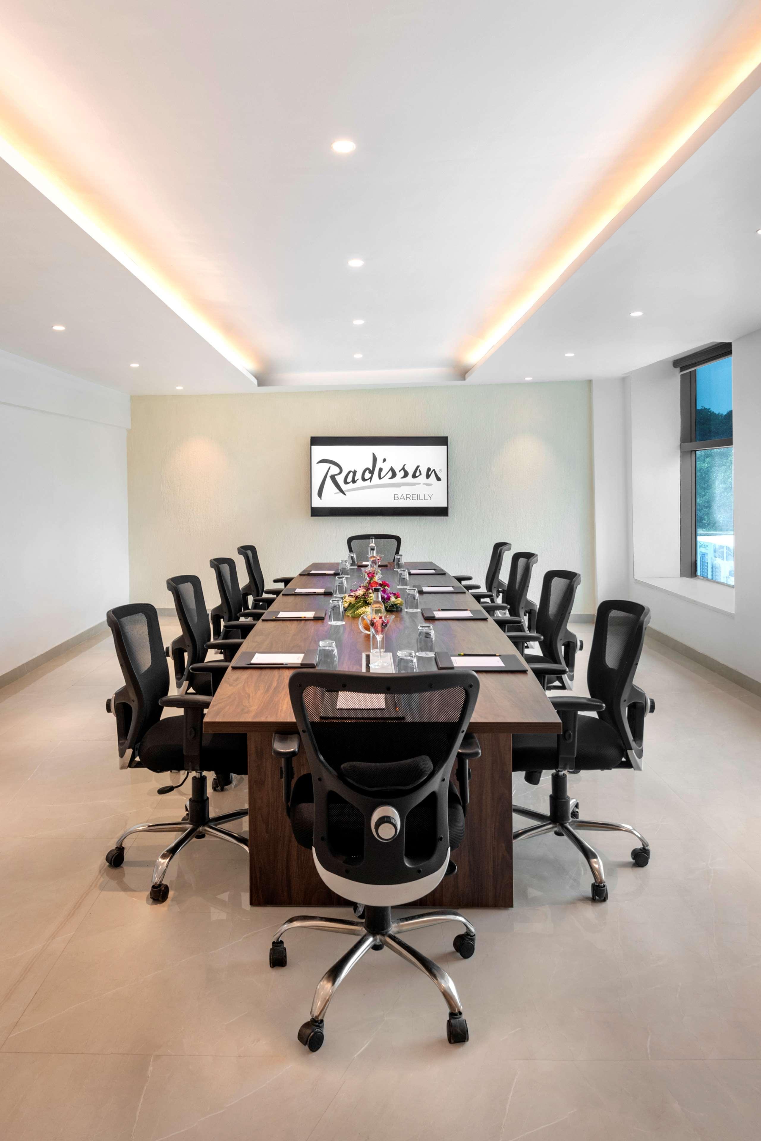 Radisson Hotel Bareilly Airport Экстерьер фото