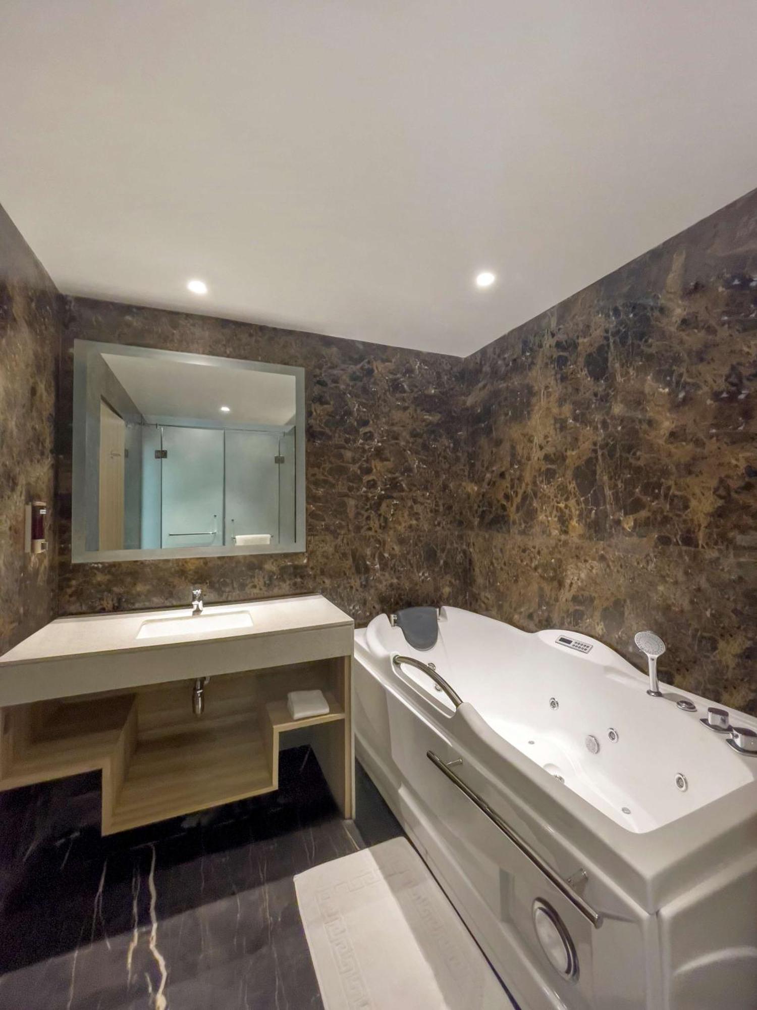 Radisson Hotel Bareilly Airport Экстерьер фото
